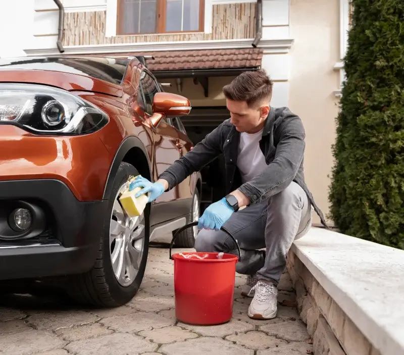 Lavage auto à domicile Marigné-Laillé : professionnel intervenant sur un véhicule